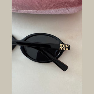 מיו מיו משקפי שמש אובליות מסגרת שחורה לנשים