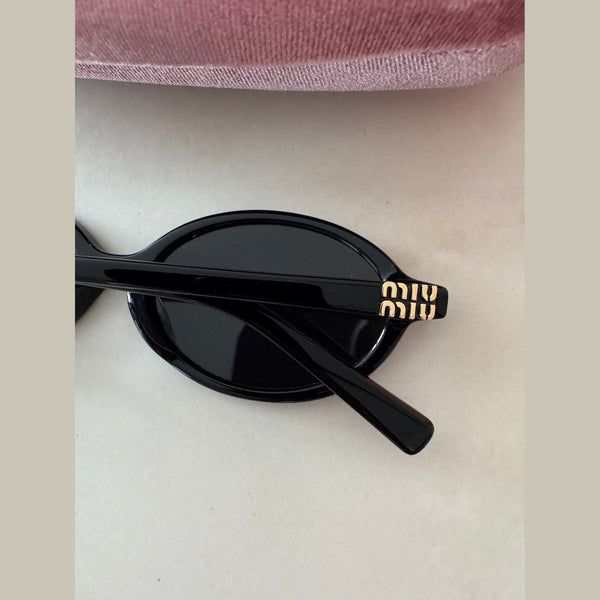 מיו מיו משקפי שמש אובליות מסגרת שחורה לנשים