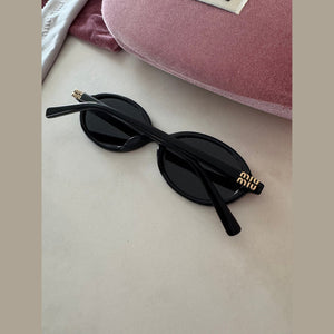 מיו מיו משקפי שמש אובליות מסגרת שחורה לנשים