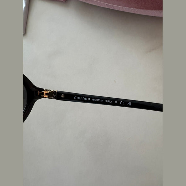 מיו מיו משקפי שמש אובליות מסגרת שחורה לנשים