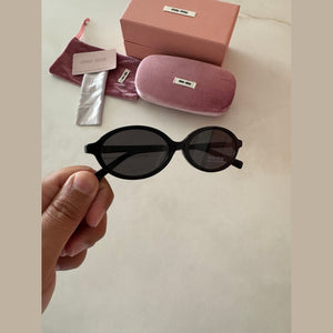 מיו מיו משקפי שמש אובליות מסגרת שחורה לנשים