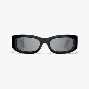 משקפי שמש CHANEL בעיצוב מסגרת פלסטיק שחור ולבן עם הגנה מלאה מפני UVA/UVB.