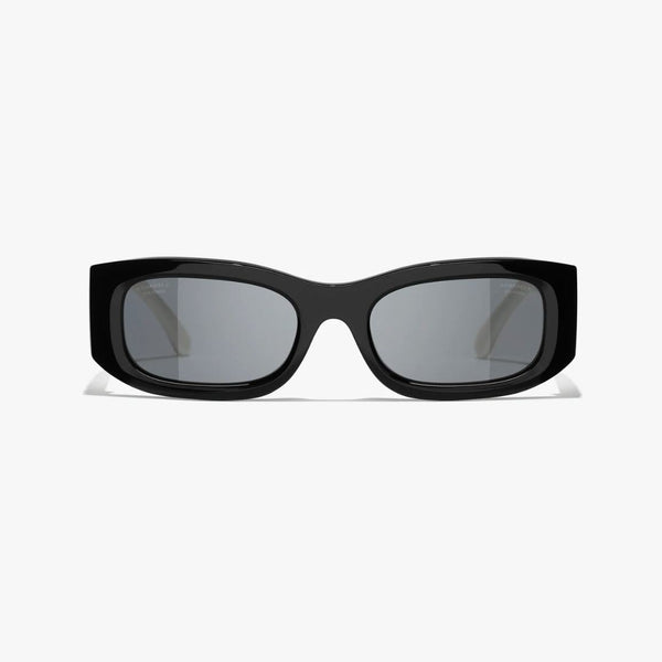 משקפי שמש CHANEL בעיצוב מסגרת פלסטיק שחור ולבן עם הגנה מלאה מפני UVA/UVB.