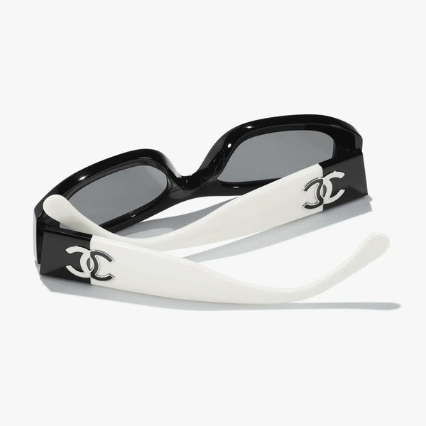 משקפי שמש CHANEL בעיצוב מסגרת פלסטיק שחור ולבן עם הגנה מלאה מפני UVA/UVB.