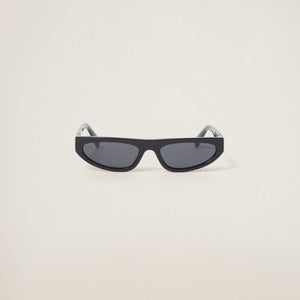 מסגרת משקפיים עבה קלאסית של מיו מיו, עשויה ממתכת ופלסטיק בצבע שחור, עם הגנה 100% מפני UVA/UVB.