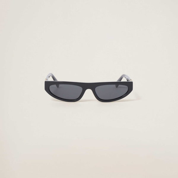 מסגרת משקפיים עבה קלאסית של מיו מיו, עשויה ממתכת ופלסטיק בצבע שחור, עם הגנה 100% מפני UVA/UVB.