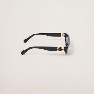 מסגרת משקפי שמש עם עיצוב עבה של מיו מיו בשחור כולל כיתוב לוגו הייחודי.