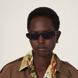 משקפי שמש מיו מיו עם מסגרת עבה בשחור, הגנה UVA/UVB, רפידות אף מתכווננות.