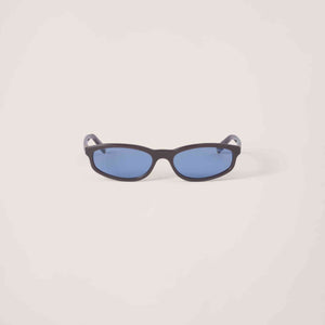 משקפי שמש מיו מיו בעיצוב חתולי לנשים, הגנה מלאה UV, מסגרת יוקרתית, מחיר 350 ₪.