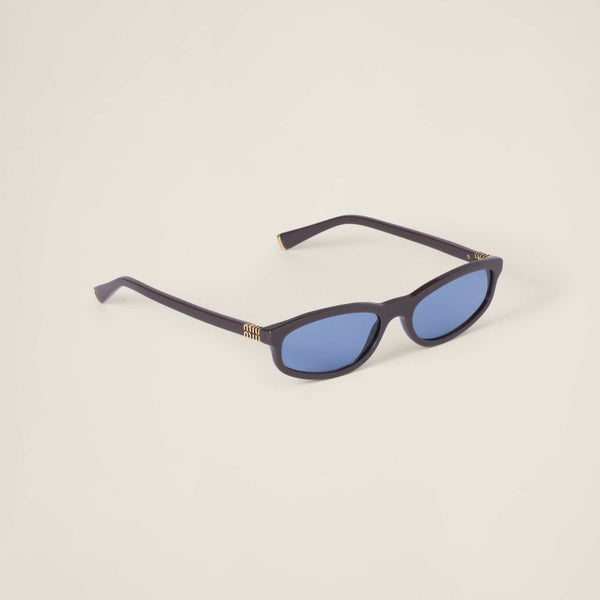 משקפי שמש מיו מיו בעיצוב חתולי יוקרתי לנשים עם עדשות כחולות ושמירה מלאה מפני UV.