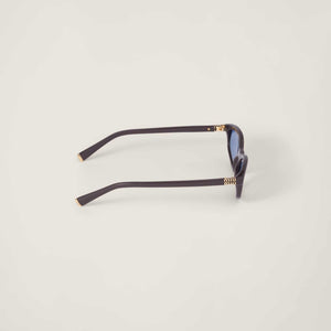 משקפי שמש מיו מיו בעיצוב חתולי לנשים, מסגרת קלת משקל ואלגנטית.