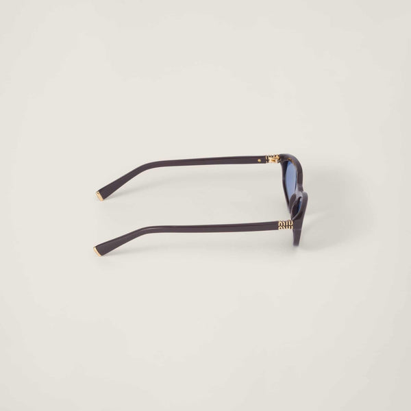 משקפי שמש מיו מיו בעיצוב חתולי לנשים, מסגרת קלת משקל ואלגנטית.