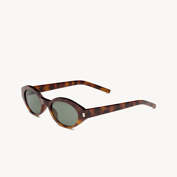 משקפי שמש SL עם מסגרת פלסטיק מנומרת, הגנה מלאה UVA/UVB, רפידות אף מתכווננות למידה.