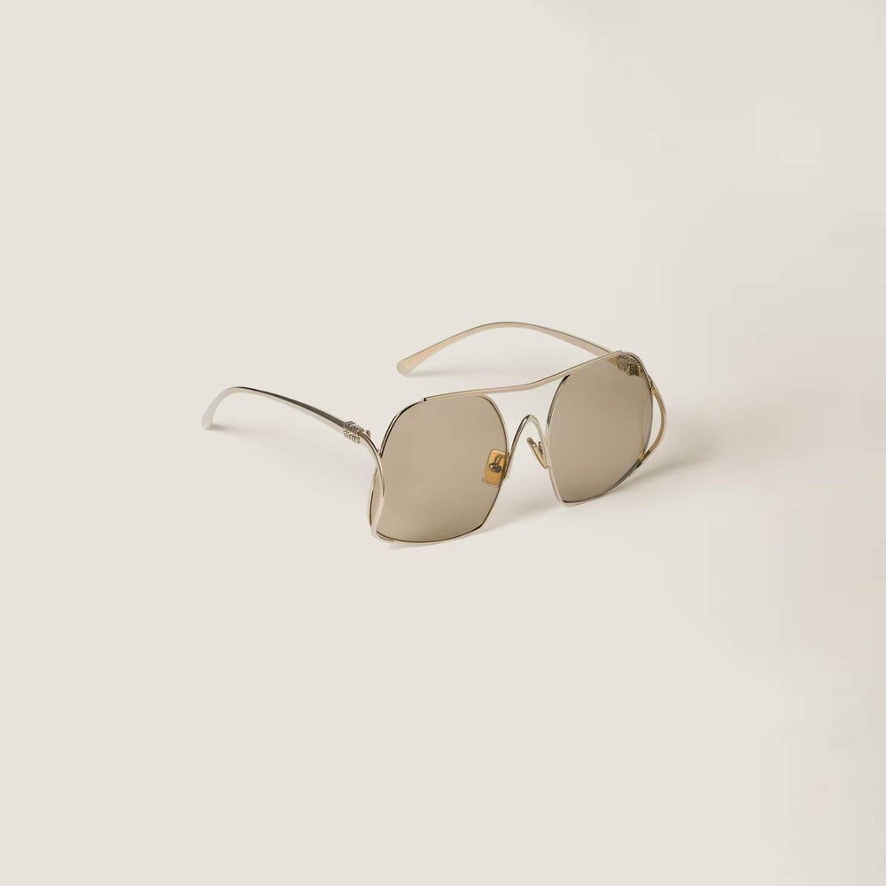 משקפי שמש מיו מיו, מסגרת מתכת זהבה, הגנה 100% UVA/UVB, רפידות אף מתכווננות.