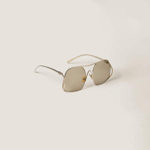 משקפי שמש מיו מיו, מסגרת מתכת זהבה, הגנה 100% UVA/UVB, רפידות אף מתכווננות.