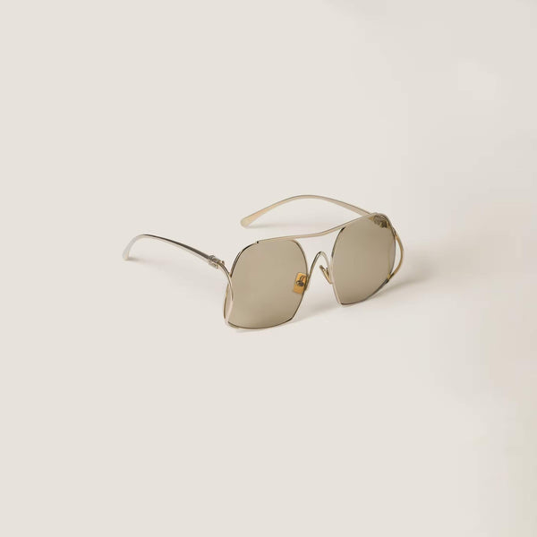 משקפי שמש מיו מיו, מסגרת מתכת זהבה, הגנה 100% UVA/UVB, רפידות אף מתכווננות.