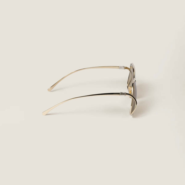 משקפי שמש מיו מיו, מסגרת מתכת זהב, הגנה UVA/UVB, רפידות אף מתכווננות.