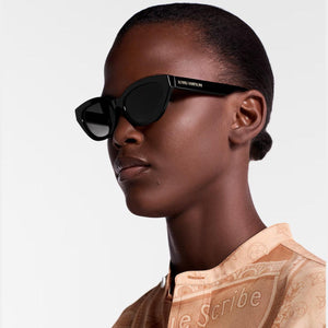 משקפי שמש LV שחורים עם מסגרת פלסטיק, הגנה UVA/UVB, רפידות אף מתכווננות.