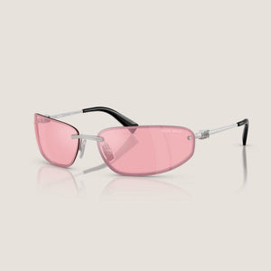 משקפי שמש מיו מיו קלאסיים עם מסגרת מתכת כסופה, עדשות ורודות עם הגנת UVA/UVB, רפידות אף מתכווננות.