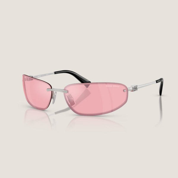 משקפי שמש מיו מיו קלאסיים עם מסגרת מתכת כסופה, עדשות ורודות עם הגנת UVA/UVB, רפידות אף מתכווננות.