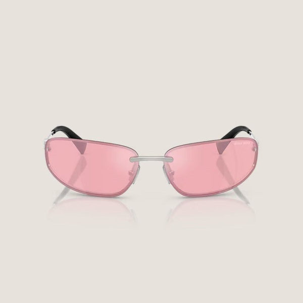 משקפי שמש מיו מיו קלאסיים עם מסגרת מתכת כסופה, עדשות ורודות עם הגנת UVA/UVB, רפידות אף מתכווננות.