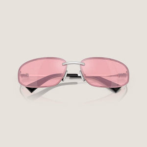 משקפי שמש מיו מיו קלאסיים עם מסגרת מתכת כסופה, עדשות ורודות עם הגנת UVA/UVB, רפידות אף מתכווננות.