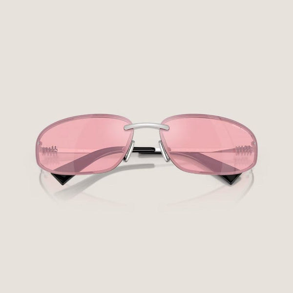 משקפי שמש מיו מיו קלאסיים עם מסגרת מתכת כסופה, עדשות ורודות עם הגנת UVA/UVB, רפידות אף מתכווננות.