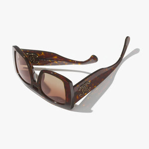 משקפי שמש CHANEL מסגרת פלסטיק מנומרת, עדשות UVA/UVB עם רפידות אף מתכווננות.