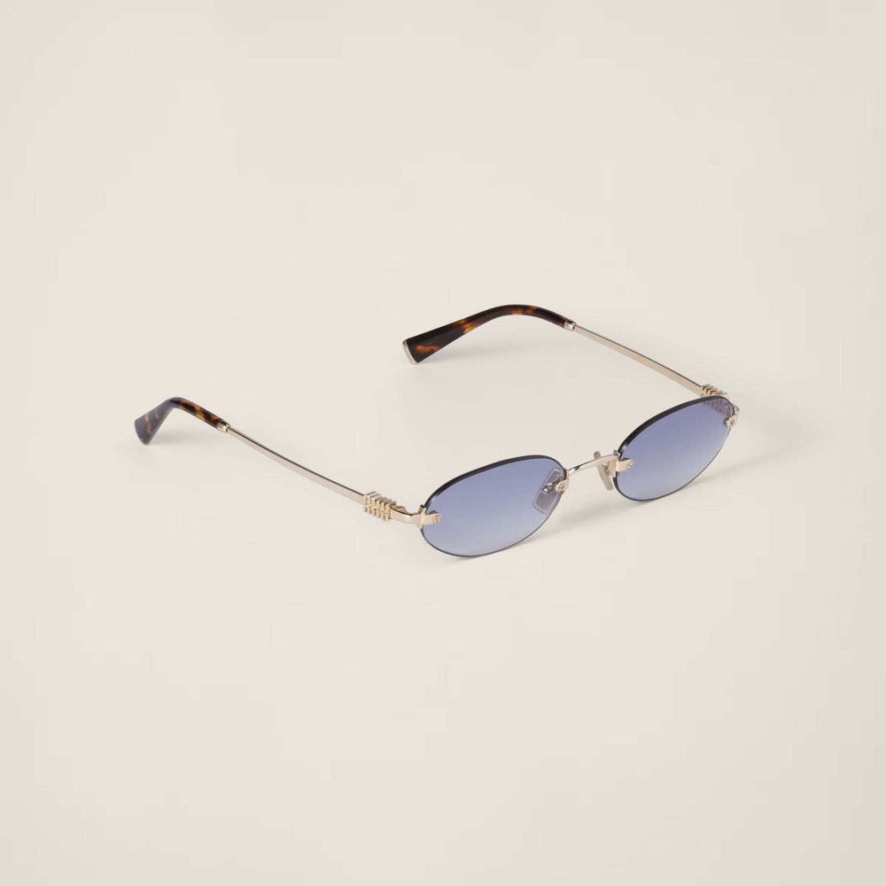 משקפי שמש מיו מיו Oval, מסגרת מתכת זהובה, 100% הגנה מפני UVA/UVB, רפידות אף מתכווננות, מיועדות לעדשות ראייה, מגיעות באריזה ייעודית.