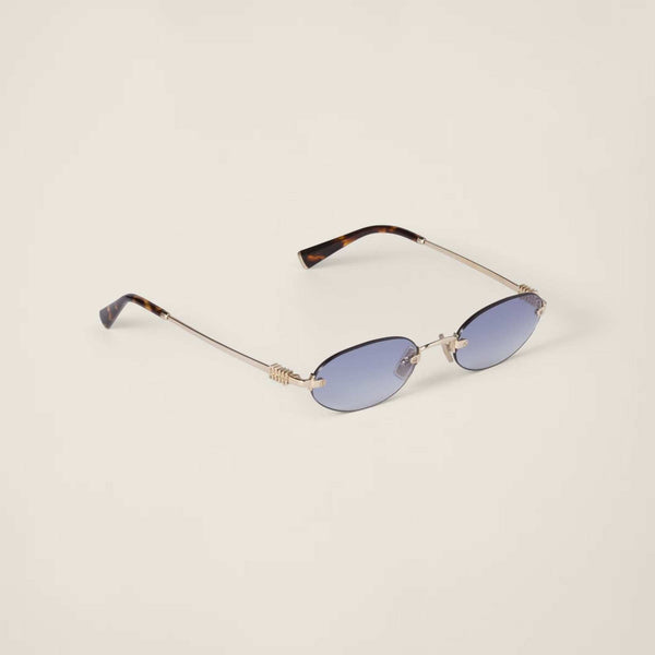 משקפי שמש מיו מיו Oval, מסגרת מתכת זהובה, 100% הגנה מפני UVA/UVB, רפידות אף מתכווננות, מיועדות לעדשות ראייה, מגיעות באריזה ייעודית.