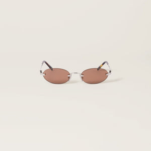 מיו מיו Oval, משקפי שמש, מסגרת מתכת כסופה, הגנה UVA/UVB, רפידות אף מתכווננות, רפליקה מדויקת.