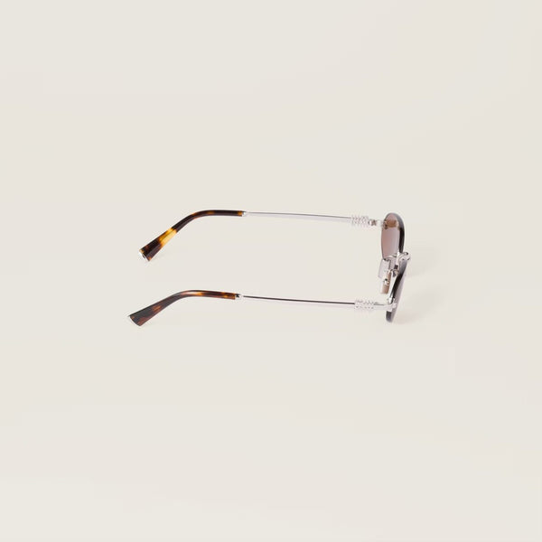 מיו מיו Oval, משקפי שמש, מסגרת מתכת כסופה, הגנה UVA/UVB, רפידות אף מתכווננות, רפליקה מדויקת.