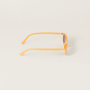 משקפי שמש מיו מיו בעיצוב חתולי לנשים בגוון כתום משקפי שמש מיו מיו חתולי לנשים, עיצוב יוקרתי ומסגרת שחורה, הגנה מקרני UV, מתאים לשימוש יומיומי. עם מסגרת עמידה וסטייל אלגנטי.