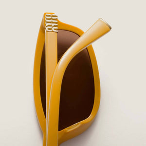 משקפי שמש מיו מיו בעיצוב חתו משקפי שמש מיו מיו חתולי לנשים, עיצוב יוקרתי ומסגרת שחורה, הגנה מקרני UV, מתאים לשימוש יומיומי. לי בצבע צהוב עם עדשות כהות.