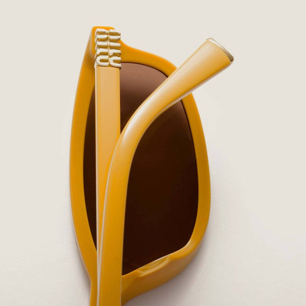 משקפי שמש מיו מיו בעיצוב חתו משקפי שמש מיו מיו חתולי לנשים, עיצוב יוקרתי ומסגרת שחורה, הגנה מקרני UV, מתאים לשימוש יומיומי. לי בצבע צהוב עם עדשות כהות.