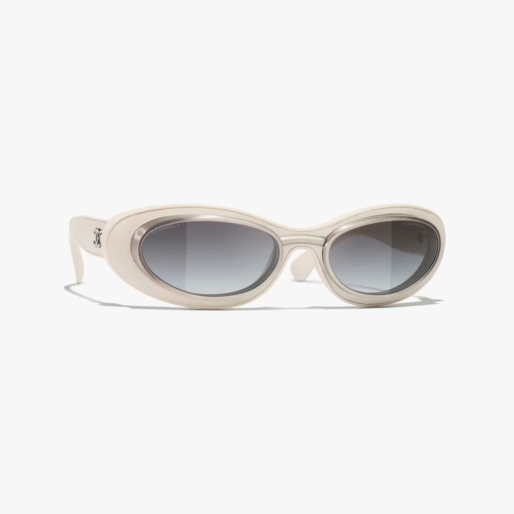 משקפי שמש CHANEL, מסגרת פלסטיק ומתכת, צבע לבן כסוף, הגנת UVA/UVB.