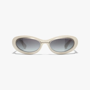 משקפי שמש CHANEL, מסגרת פלסטיק ומתכת, צבע לבן כסוף, הגנת UVA/UVB.