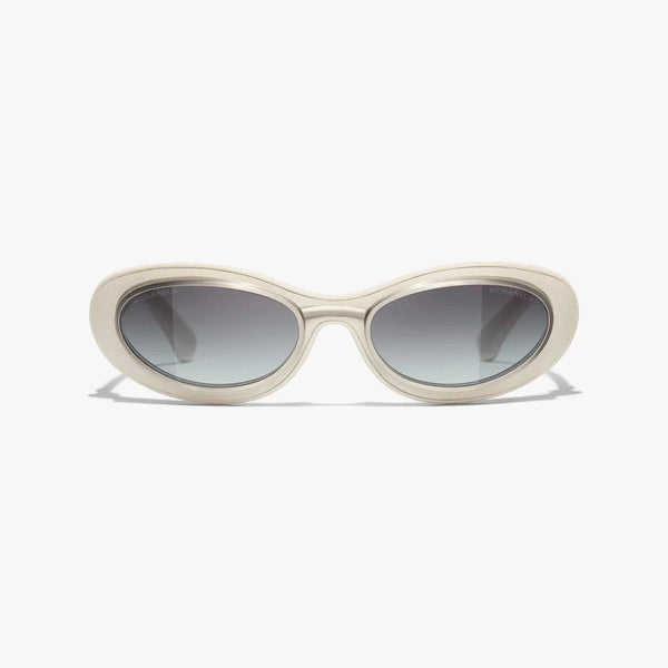 משקפי שמש CHANEL, מסגרת פלסטיק ומתכת, צבע לבן כסוף, הגנת UVA/UVB.