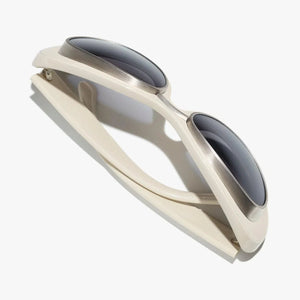 משקפי שמש CHANEL, מסגרת פלסטיק ומתכת, צבע לבן כסוף, הגנת UVA/UVB.