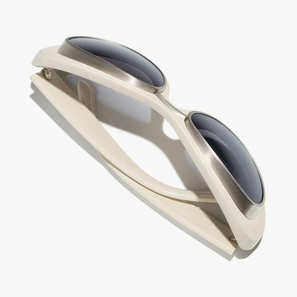 משקפי שמש CHANEL, מסגרת פלסטיק ומתכת, צבע לבן כסוף, הגנת UVA/UVB.