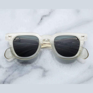 משקפי שמש Jacques Marie Mage בצבע שקוף שמנת, מסגרת פלסטיק, הגנה מלאה UVA/UVB, רפידות אף מתכווננות.