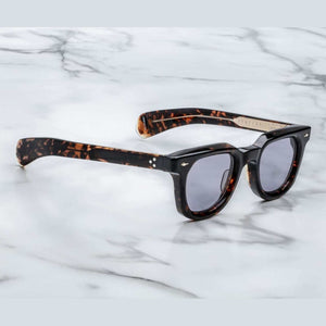 משקפי שמש Jacqueline Marie Mage Vendome מנומר כהה, מסגרת פלסטיק, הגנה מלאה UVA/UVB, רפידות אף מתכווננות, בעיצוב ייחודי.