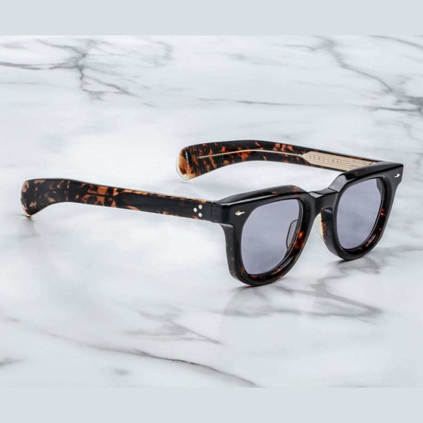 משקפי שמש Jacqueline Marie Mage Vendome מנומר כהה, מסגרת פלסטיק, הגנה מלאה UVA/UVB, רפידות אף מתכווננות, בעיצוב ייחודי.