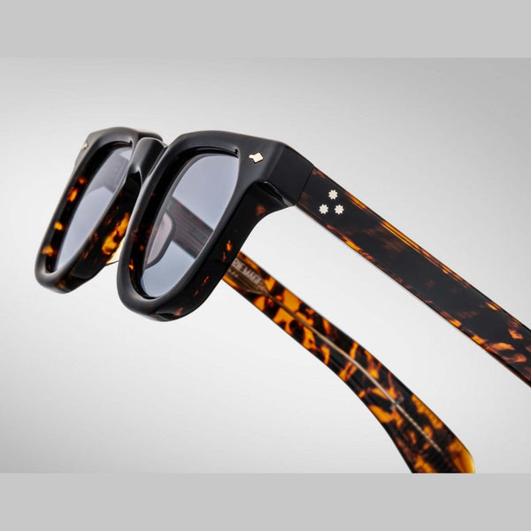 משקפי שמש Jacqueline Marie Mage Vendome מנומר כהה, מסגרת פלסטיק, הגנה מלאה UVA/UVB, רפידות אף מתכווננות, בעיצוב ייחודי.