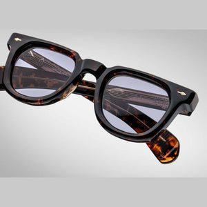 משקפי שמש Jacqueline Marie Mage Vendome מנומר כהה, מסגרת פלסטיק, הגנה מלאה UVA/UVB, רפידות אף מתכווננות, בעיצוב ייחודי.