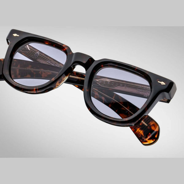 משקפי שמש Jacqueline Marie Mage Vendome מנומר כהה, מסגרת פלסטיק, הגנה מלאה UVA/UVB, רפידות אף מתכווננות, בעיצוב ייחודי.