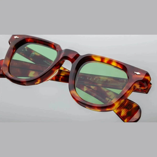 משקפי שמש Jacques Marie Mage בצבע מנומר בהיר, מסגרת פלסטיק, הגנה UVA/UVB, רפידות אף מתכווננות.