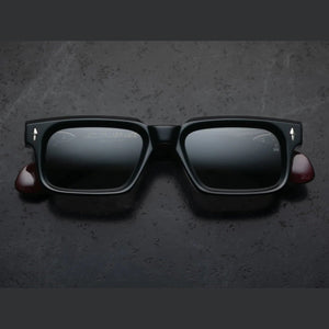 משקפי שמש Jacques Marie Mage דגם BELVEDERE בצבע שחור יין, מסגרת פלסטיק עם הגנה מלאה UVA/UVB ורפידות אף מתכווננות.