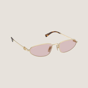 מיו מיו משקפי שמש קלאסיות עם מסגרת מתכת זהב, עדשות עמידות UVA/UVB, רפידות אף מתכווננות.