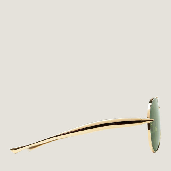 משקפי שמש BOTTEGA VENETA דגם 2025 בעיצוב טייסים, מסגרת זהב ועדשות ירוקות כהות, הגנת UV מלאה.